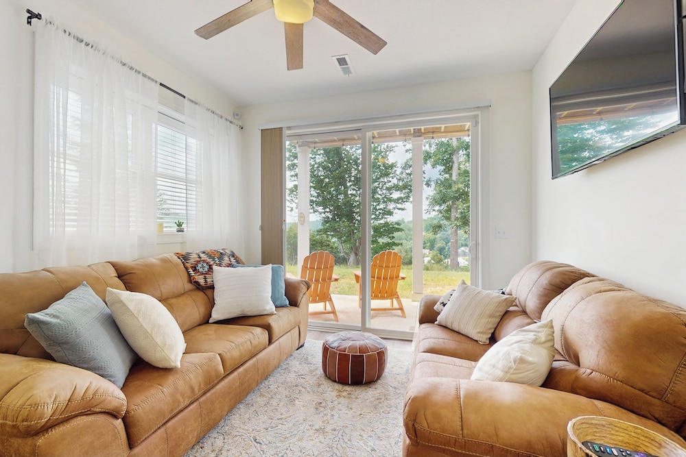 3 BR Home w/ Decks & Lake Views!