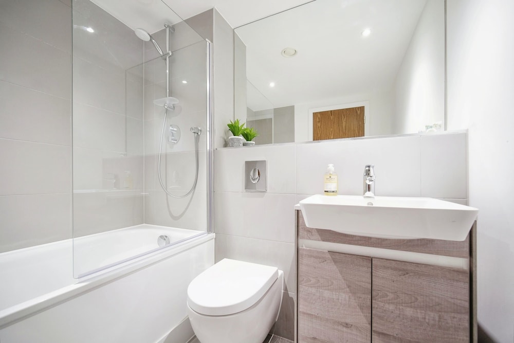 1 Bed Serviced Apartment Bracknell Station 5 Mins view 3