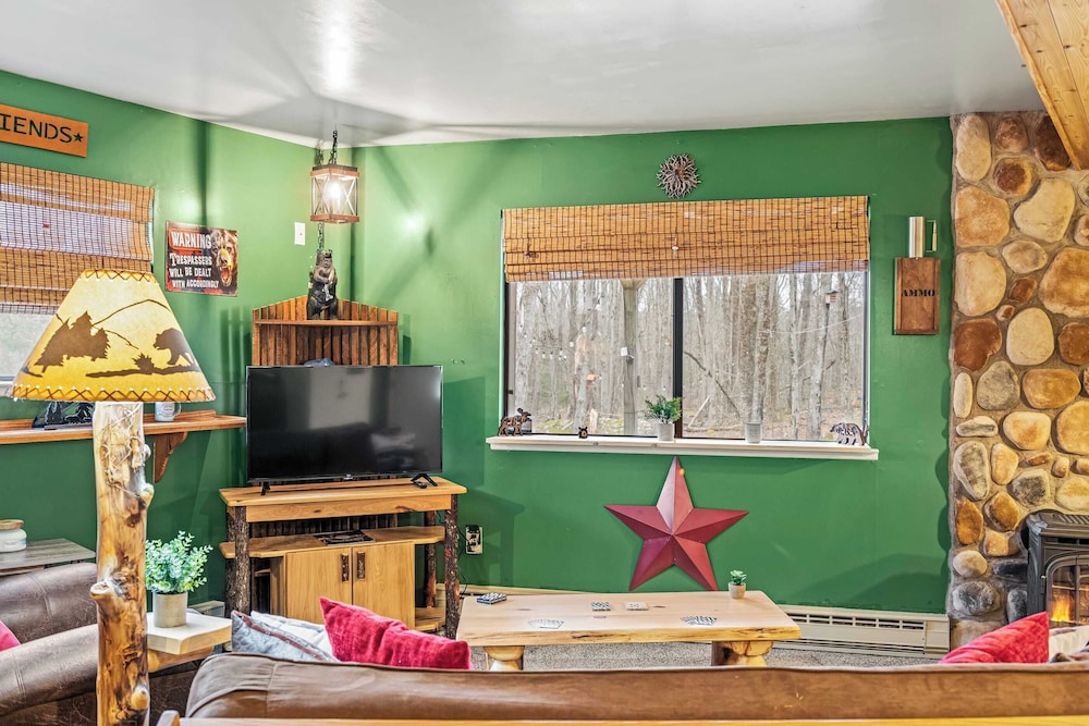 Atlas Point Lodge Sauna, Fireplaces, Kayaks, Lakes + Pet-friendly Yard