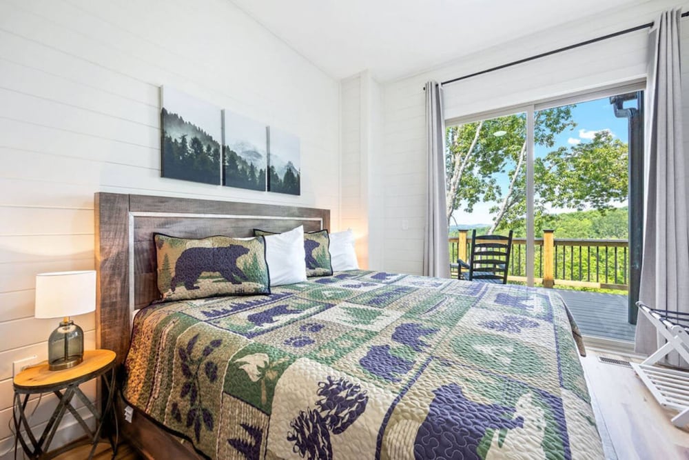 Luxury Cabin Lake Views EV Charger Game Room