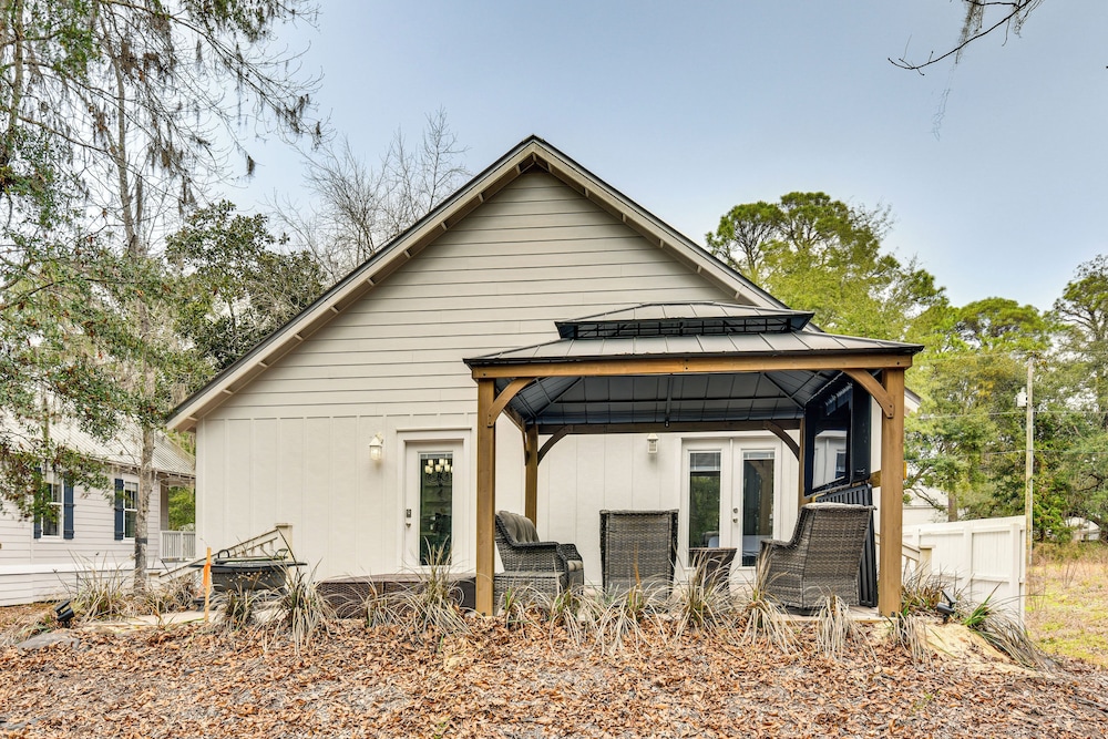 Walk to Choctawhatchee Bay: Santa Rosa Beach Home!