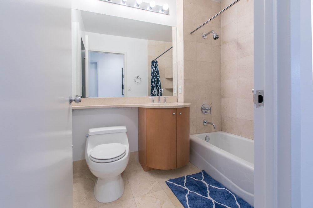Bright 2 Bedrooms 2 Bathrooms Unit With Balcony