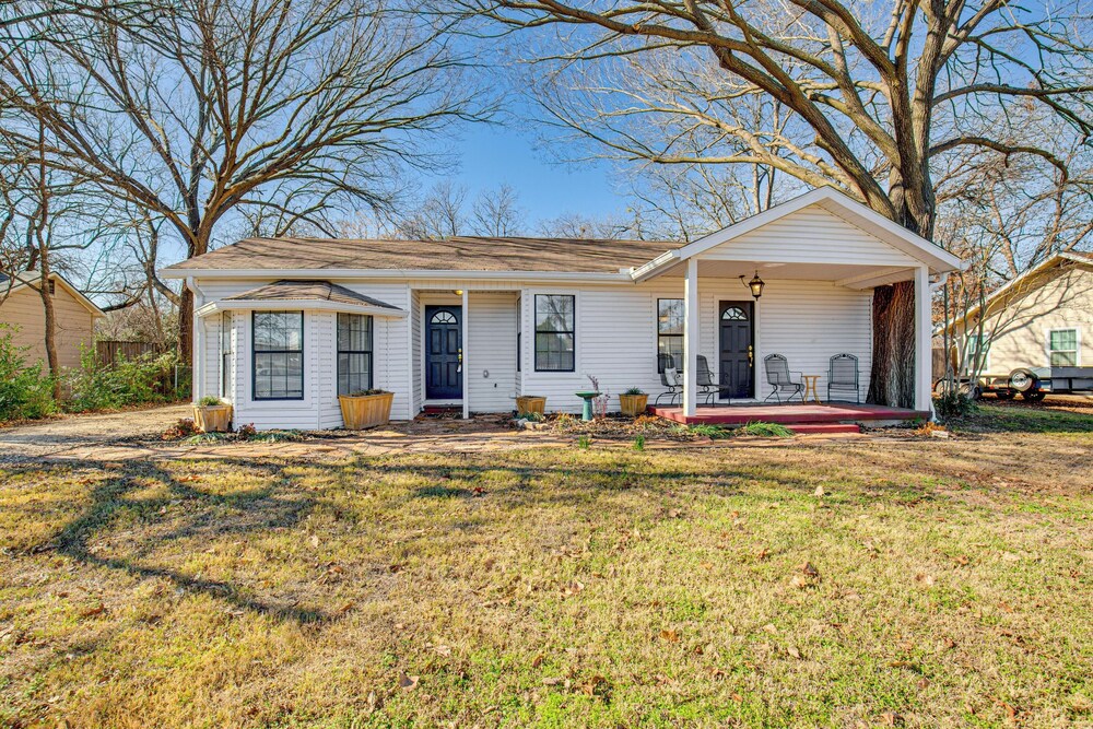 Grills, Fire Pit & Yard: Central Granbury Home!