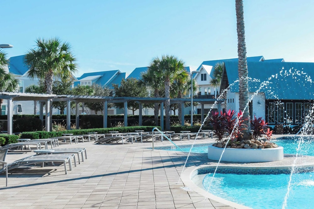 Arcade, Bar, Prominence Resort Pool and Gym Access, Close to Beach Sea Happy