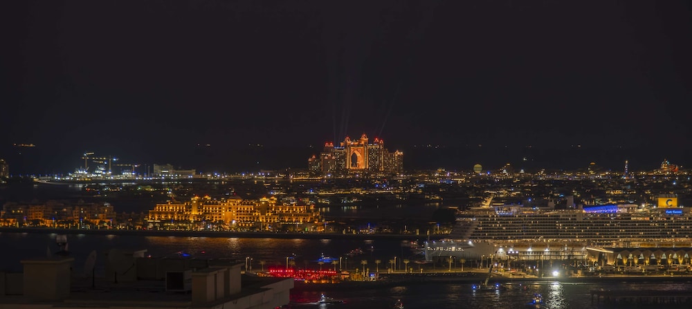 LUX The Dubai Eye Sea View Suite