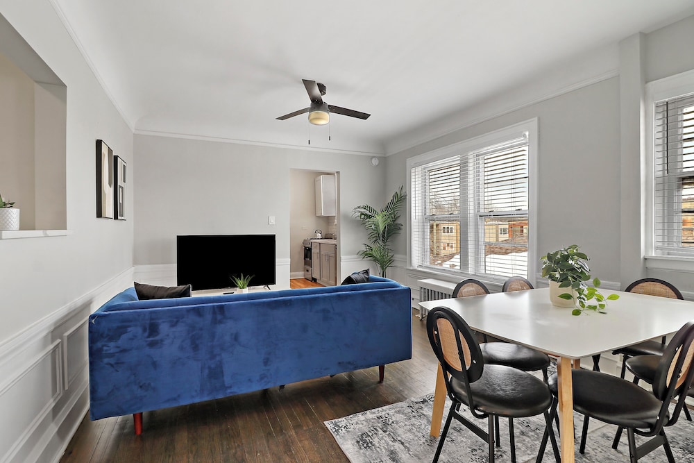 Chic 2BR Apt in Skokie - Elm 3A