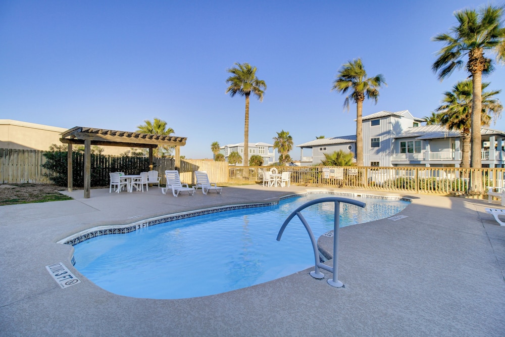 Steps to Sand: Breezy Port Aransas Condo!