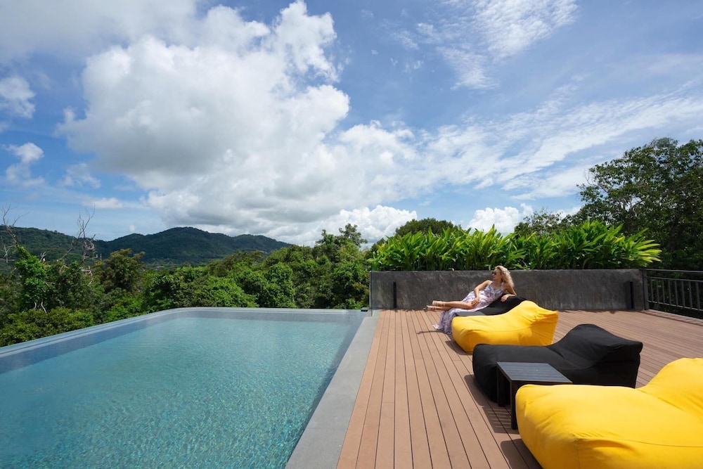 Naiharn Loft near Beach UTL B325