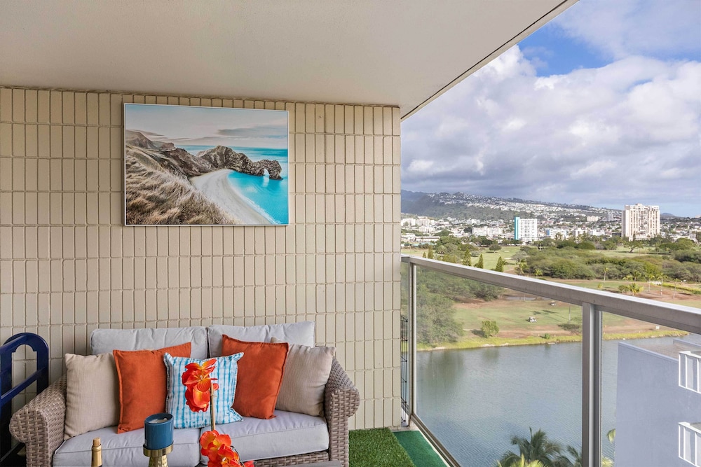 Vibrant Studio in the Heart of Waikiki!