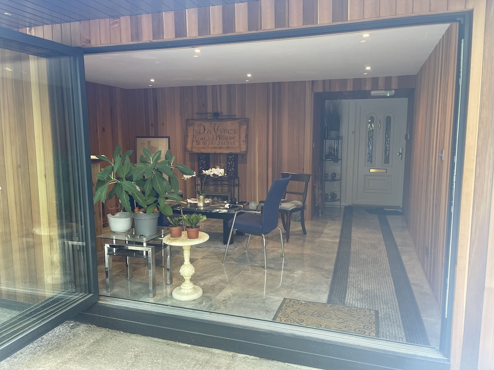 Da Vinci Guest House Gatwick view 4