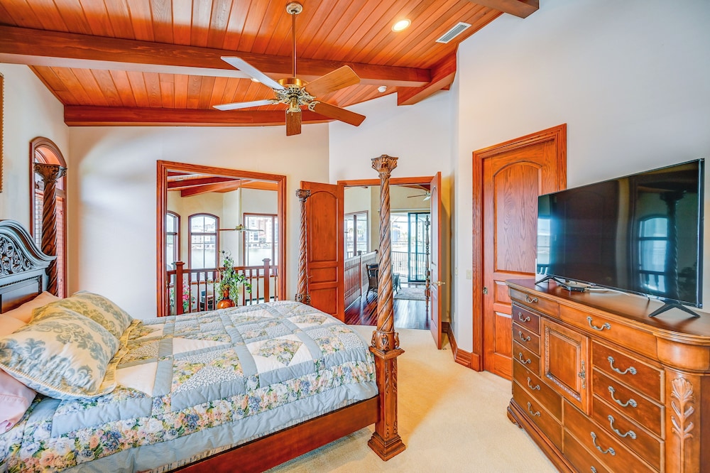 Waterfront Stunner: Effortless Elegance in Naples!