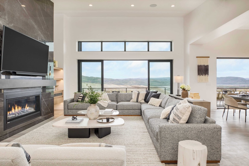 Mountain Lover by Avantstay Luxe Escape w/ Views Hot Tub, Gym, Movie Theater