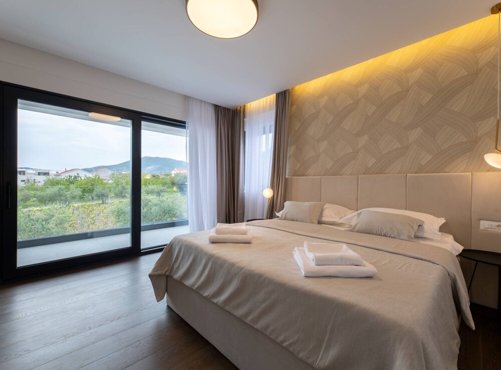 Moonlit Mirage Villa With Pool, Gym and Sauna