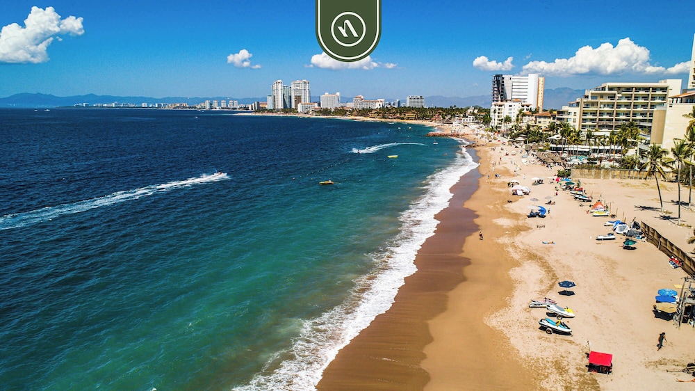 Beachfront Tropical 2 BR Condo - Pools - Gym