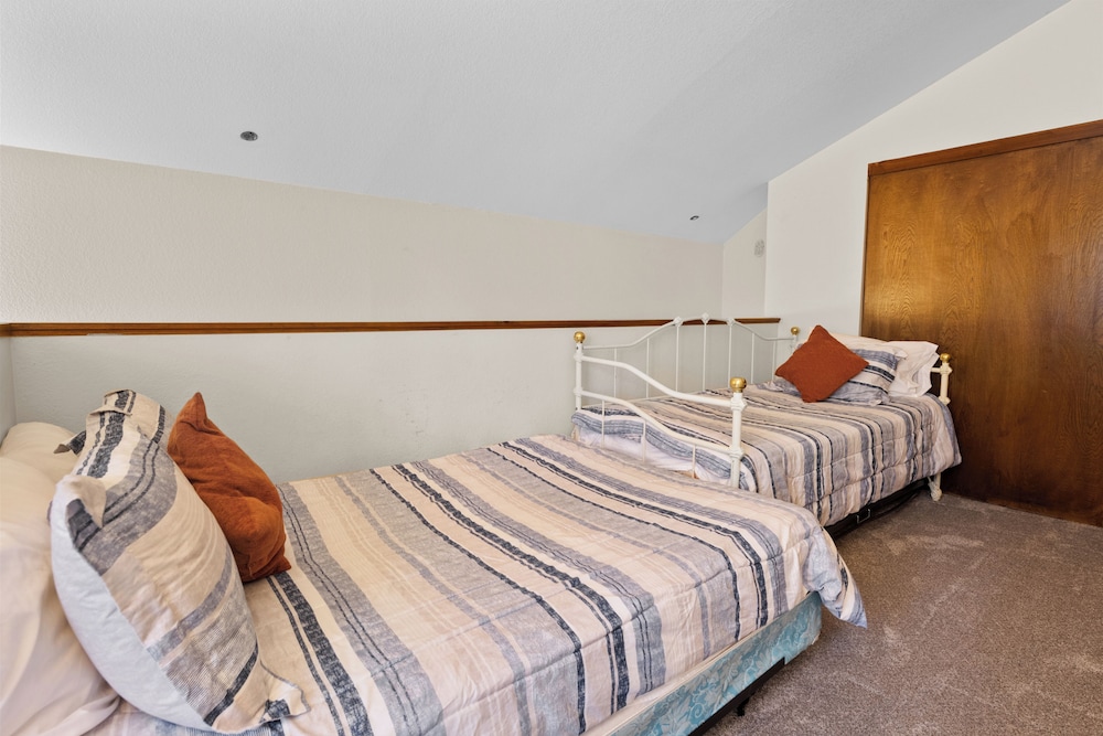 Summit X-ross Roads Condo
