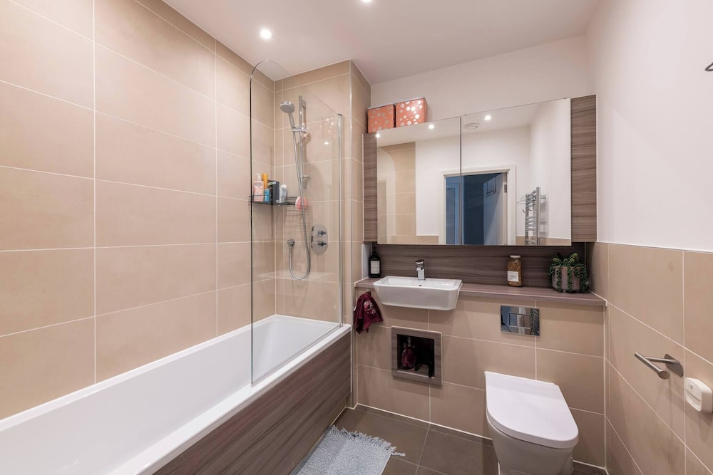 Stylish 3-bed Townhouse With 3 Baths in Southgate