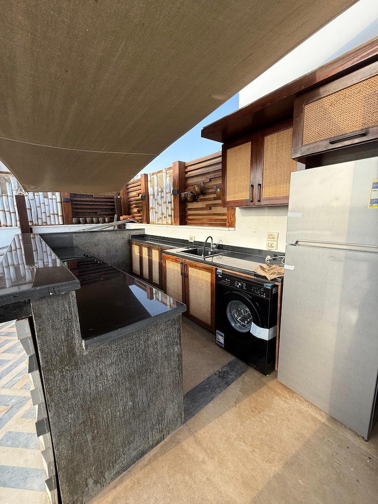 Modern Rooftop Apt with Private Terrace