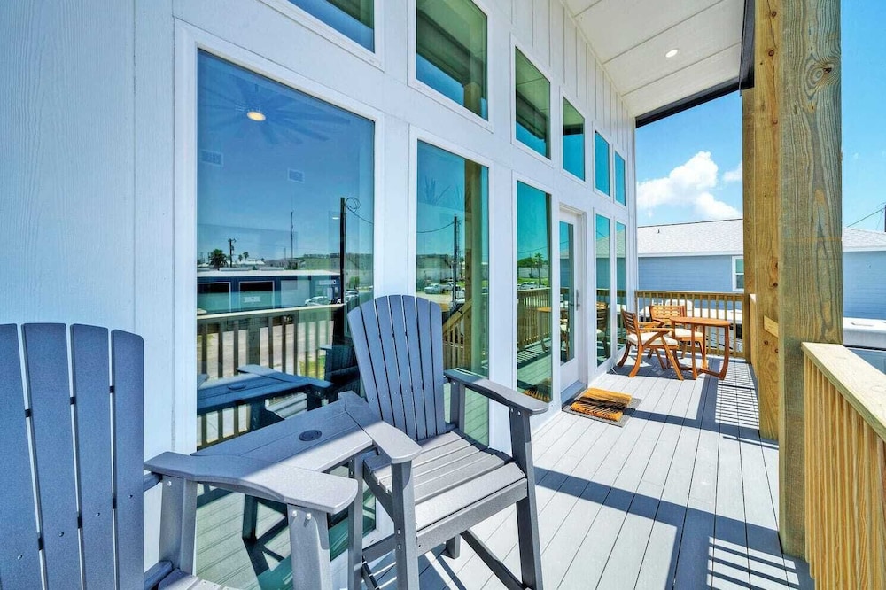 Sleeps 16 2 Homes, Priv Pool, Ping-pong 1block to Alister St. Shops & Dining