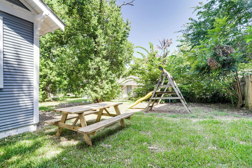 1 Mi to Dtwn! Restored 1930s Brenham Retreat, photo 14