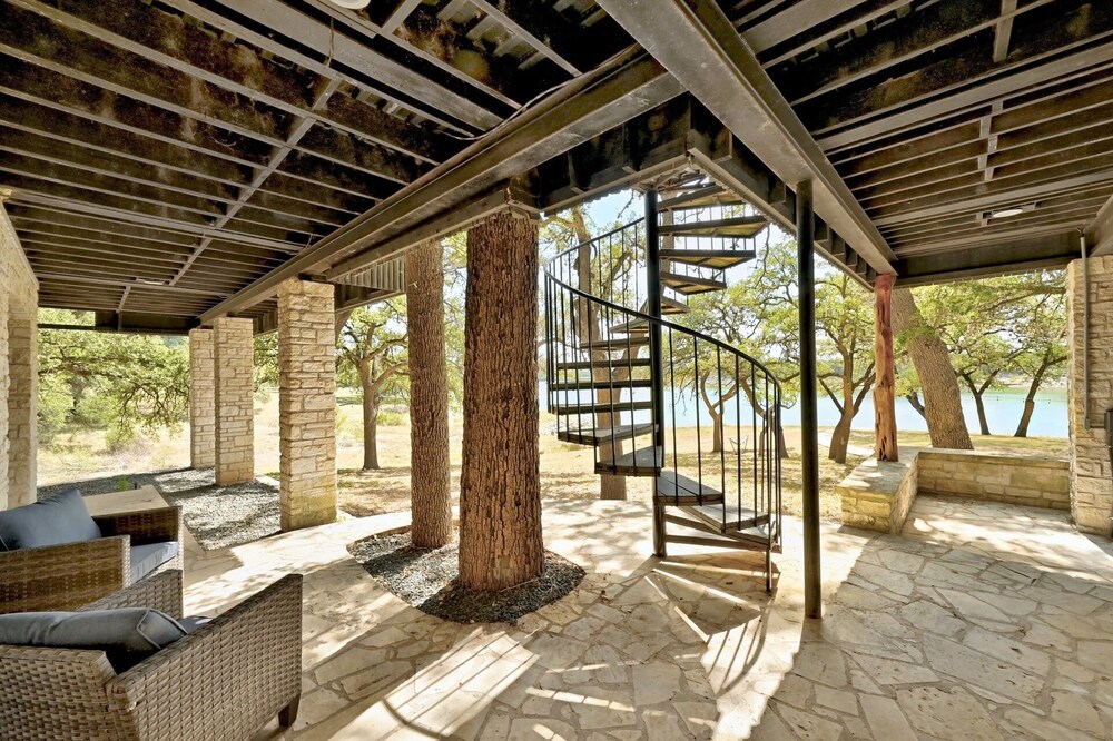 Luxury Lakefront Escape on Lake Travis