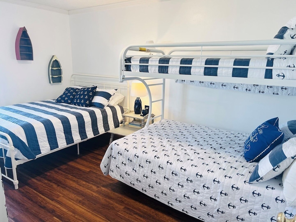 Holden Time 3 Br home by RedAwning view 4