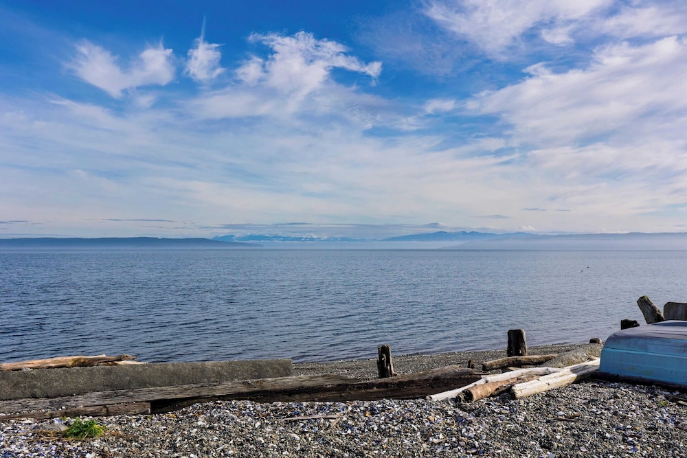 Chic Whidbey Island Waterfront Home w/ Hot Tub, Firepits + Views