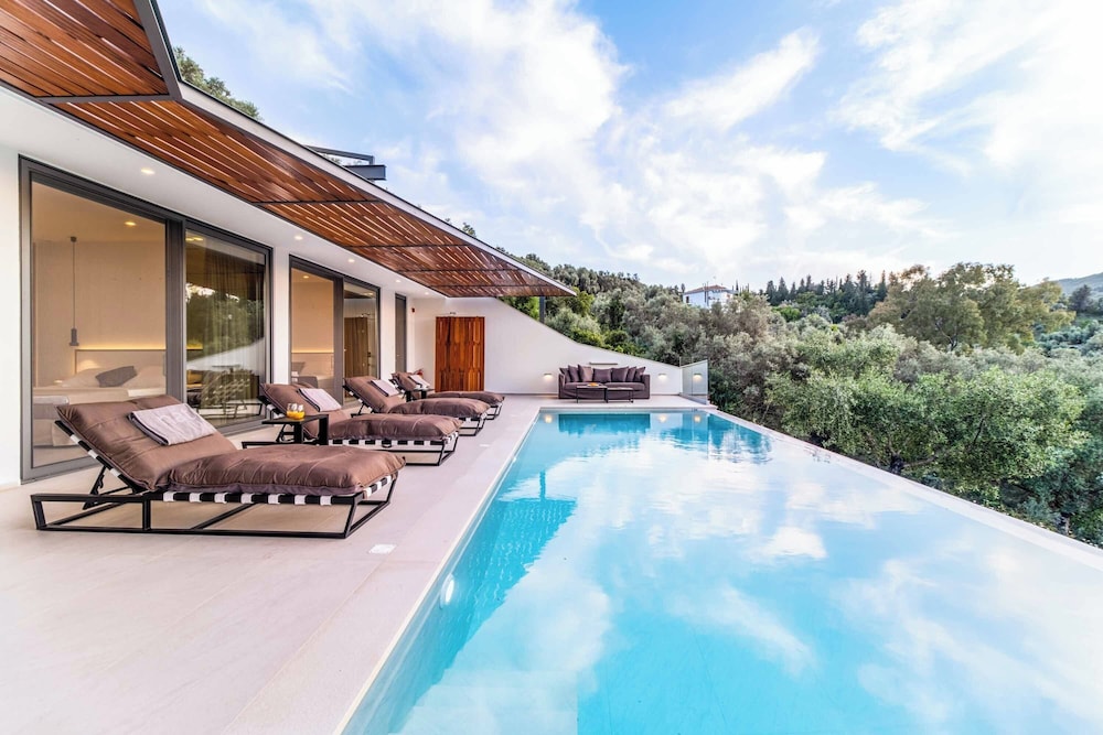 Villa Beyond the Horizon