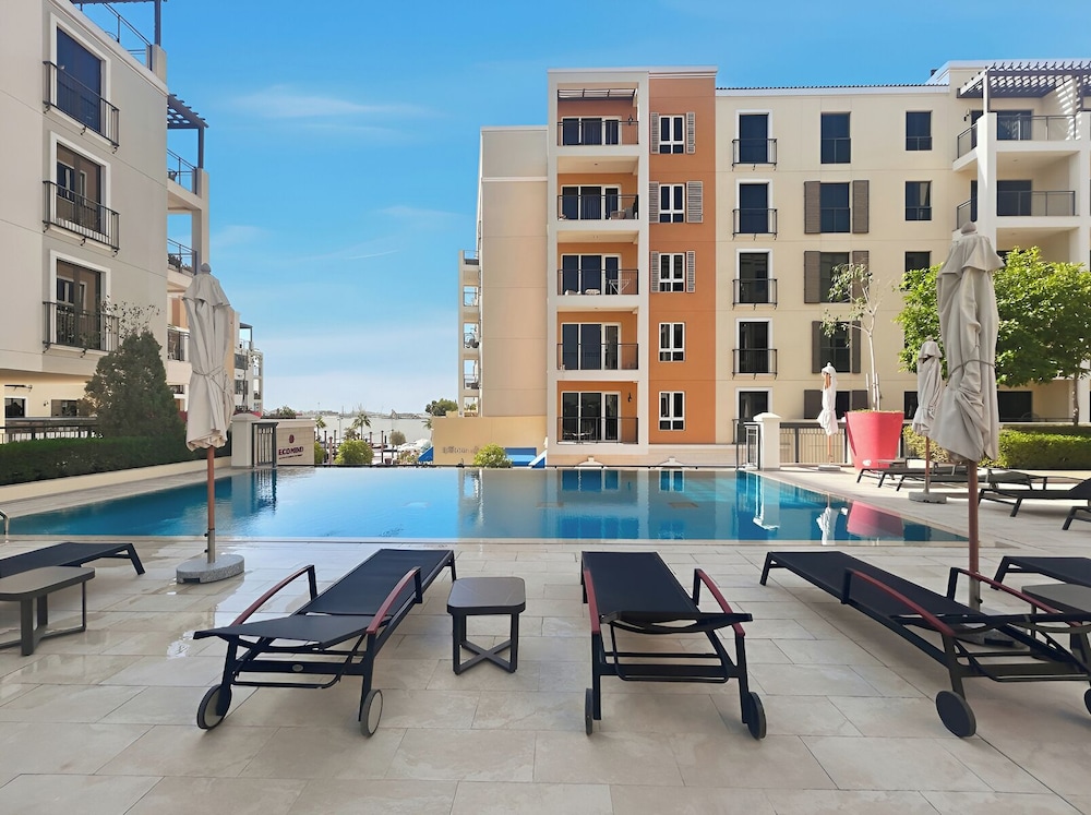 Stylish 2BR with Beach Access