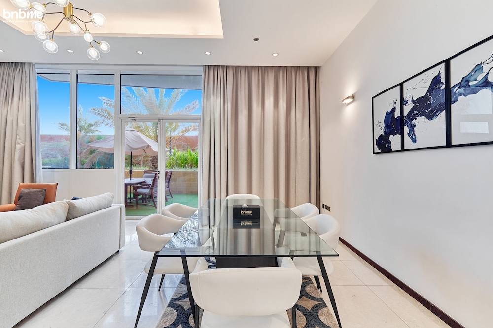 1B-Tiara Aquamarine-G05 by bnbme homes