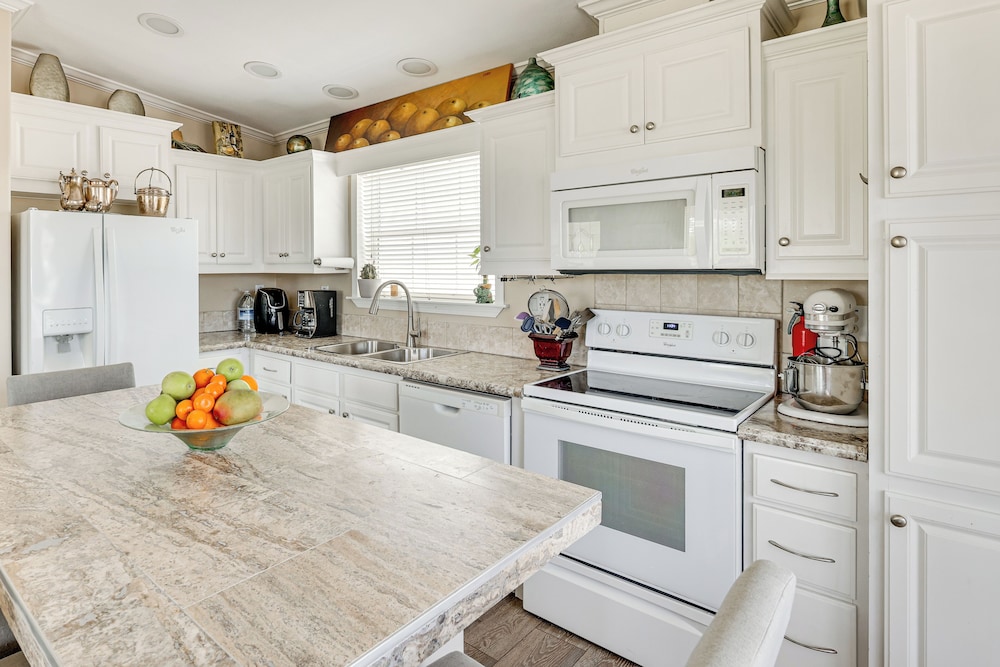 4 Mi to Fort Myers Beach: Home w/ Resort Perks!