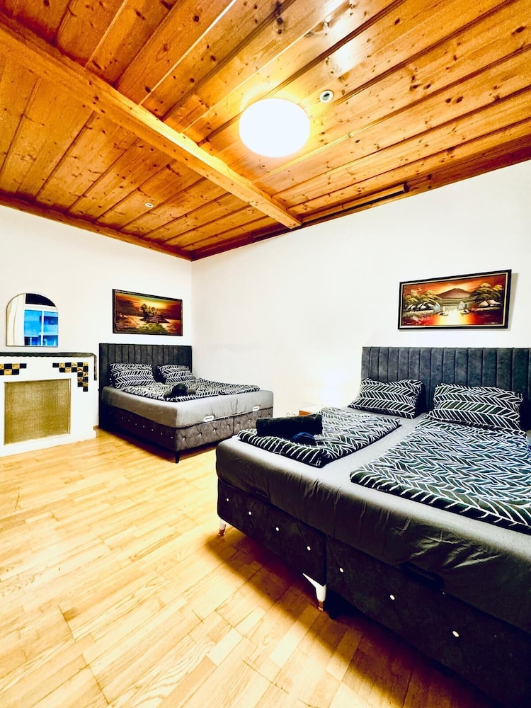 Cozy 4BR Apt for 12P Near FAC Platz