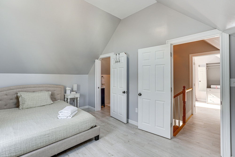 Coastal Lynn Escape w/ Fireplace: 3 Mi to Beaches