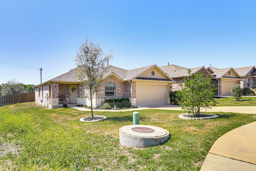 Shop, Dine & Unwind: Pet-friendly Home in Austin!