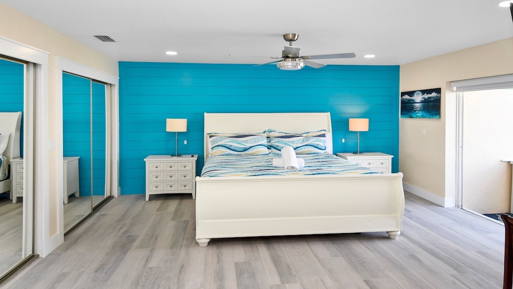 Just Chill Modern Canal Villa w Heated Pool