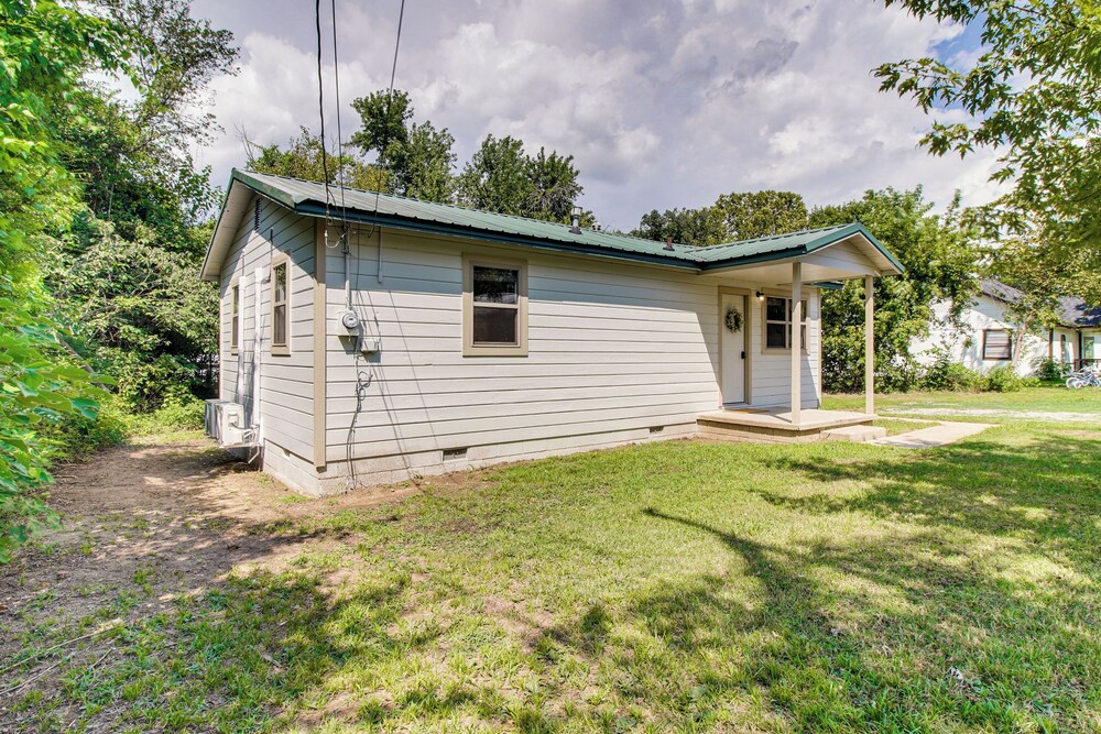 < 1 Mi to Cherokee Casino Sallisaw! Home Near I-40