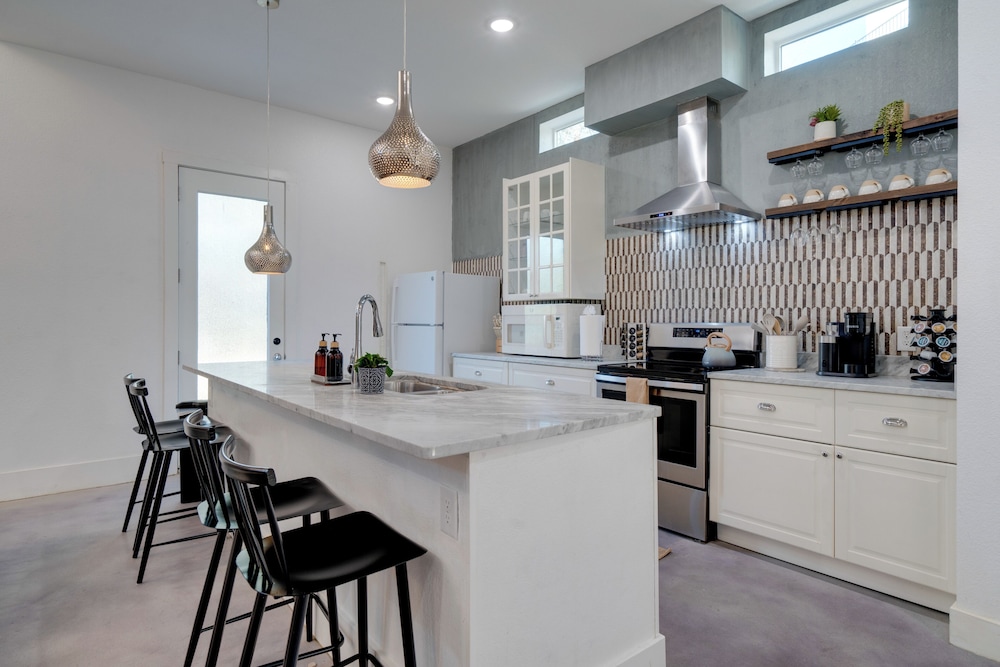Near Lake Travis & Marina: Modern Austin Getaway!