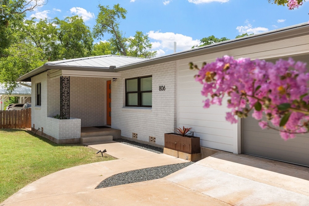 Zander Haus 3 Bedroom Home by RedAwning