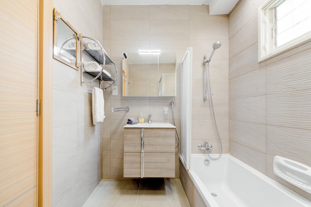 Colourful Spacious Maisonette with Yard photo 5