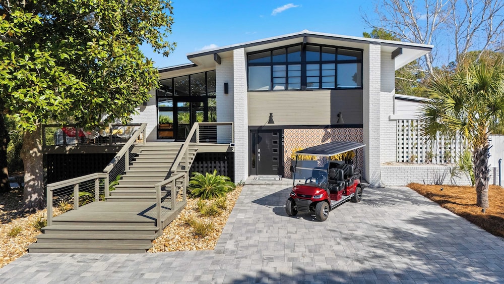 30A Florida Flashback by Avantstay Private Pool, Golf Cart, 3 Mins to Beach!
