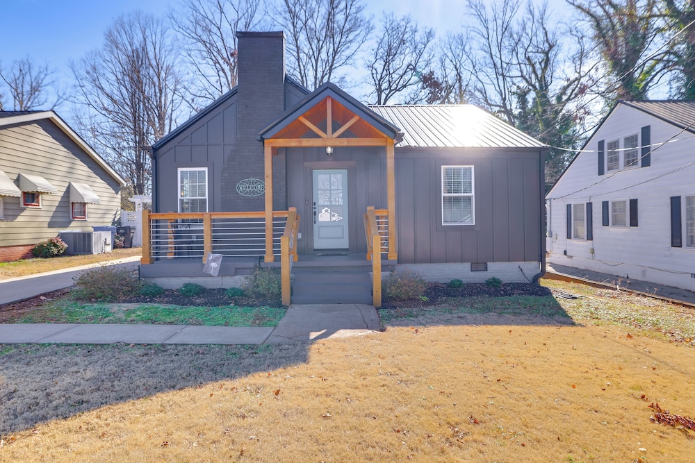 4 Mi to Liberty Bridge: Greenville Getaway w/ Deck