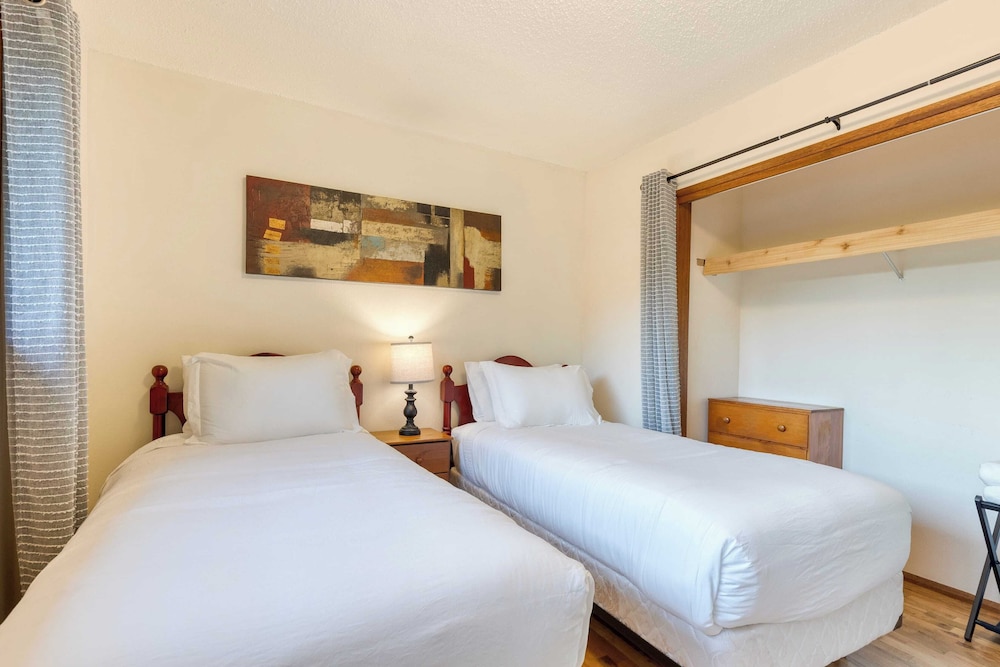 Lodge Trails, Hot Tub, Walk to Cornet Bay