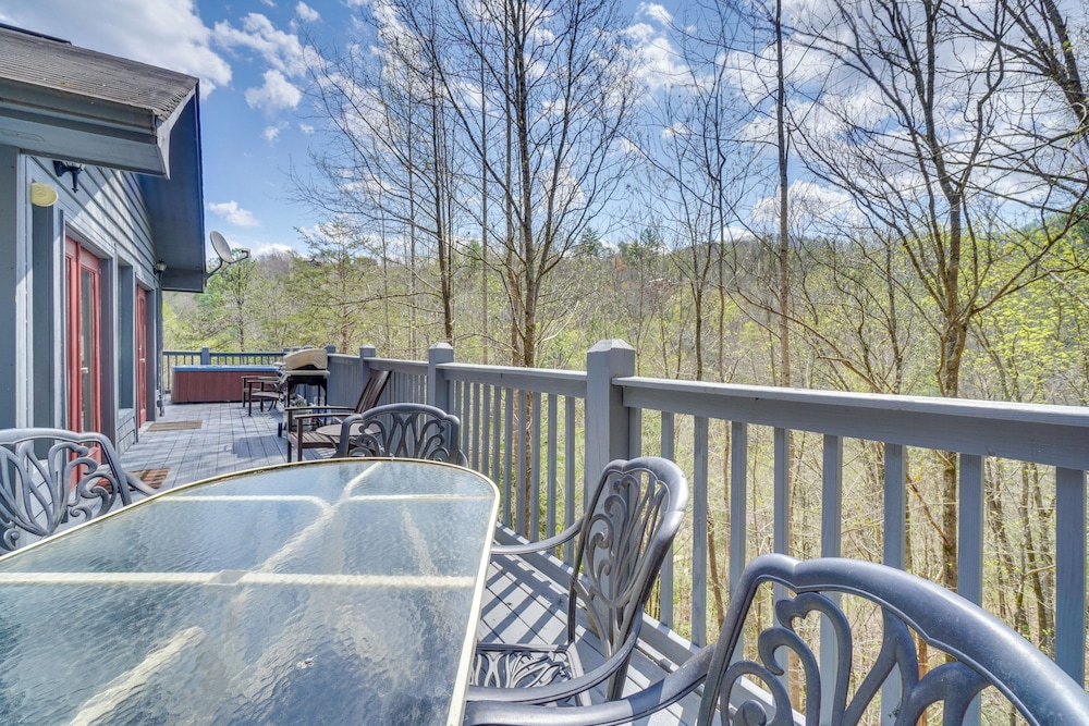 Resort Cabin With Private Hot Tub!
