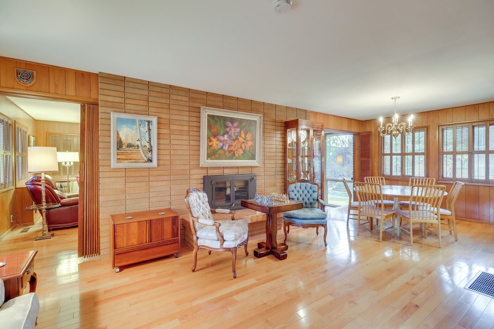2 Living Areas + Library! Home 22 Mi to Mt Rose