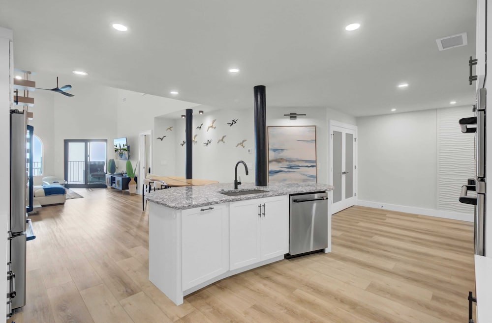 516 Seascape Oceanfront Condo With Pool Access in Wild Dunes