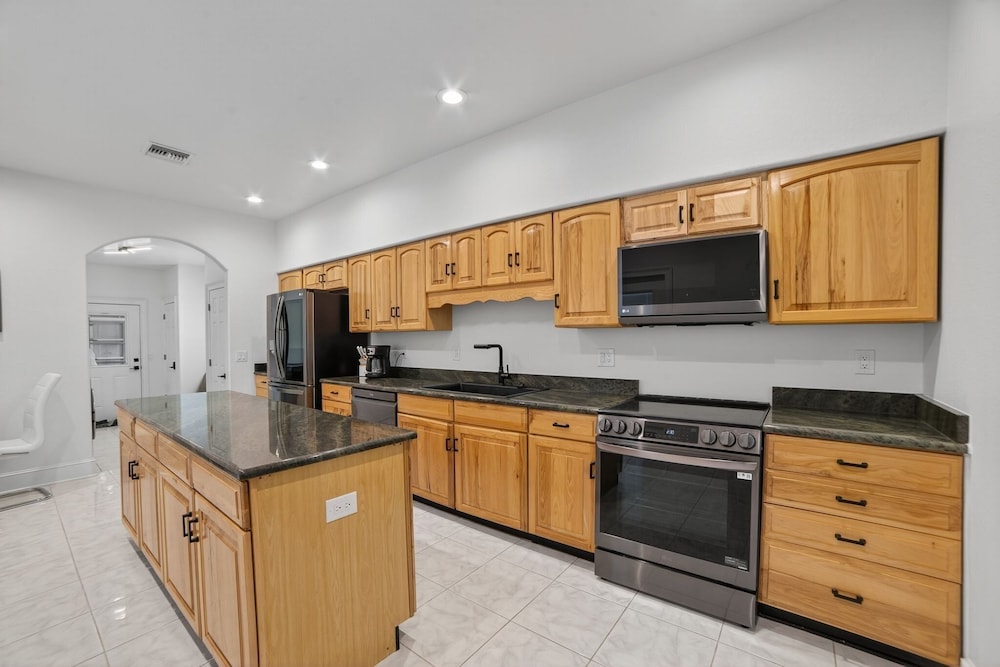 Lakeland Oasis Hot Tub, Lanai & Fire Pit 3 Bedroom Home