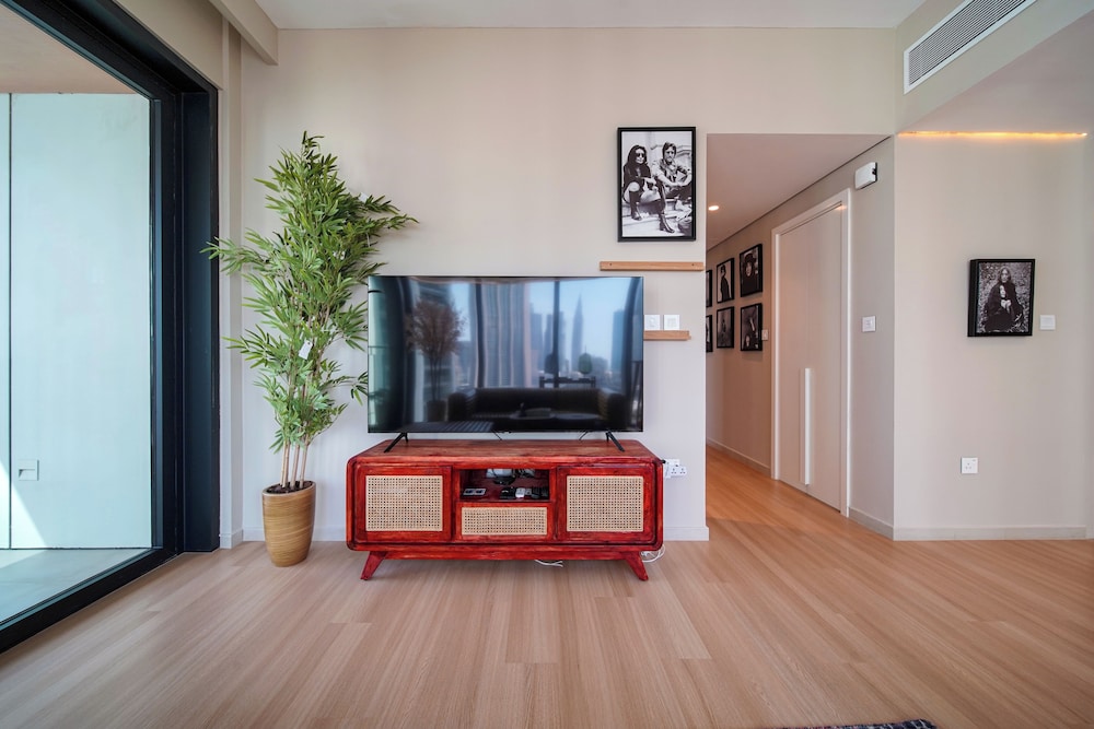 PVH - 2BR Artistic Retreat in Downtown Views 2