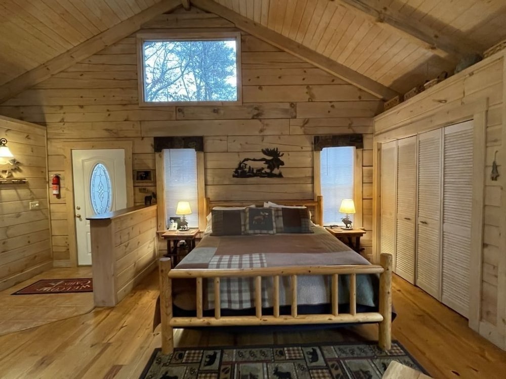 Private and Perfect! - hot tub, king bed, fireplace - dog and motorcycle friendly Studio Cabin by RedAwning view 3