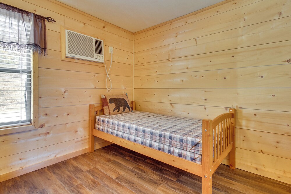 Walk to White River: Mountain View Family Cabin!