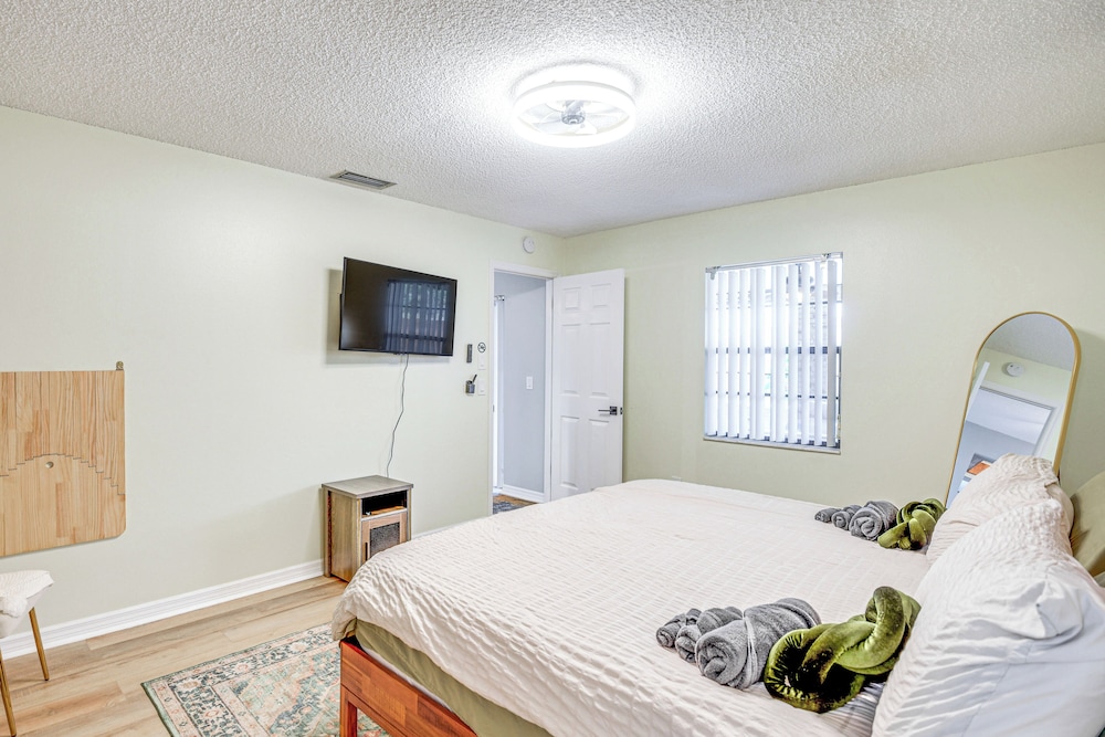 6 Mi to Gemini Springs Park: Chic Home w/ Pool!