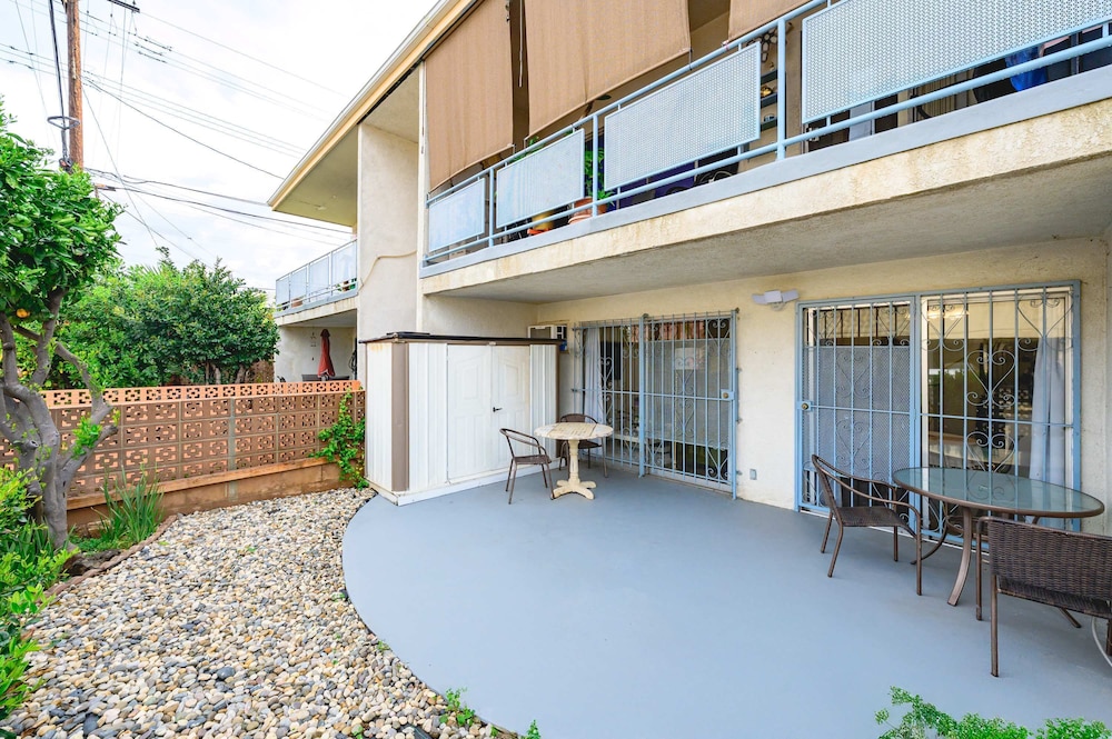 Modern Cozy Retreat Stylish Stay With Patio Parking